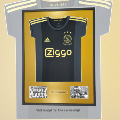 Ajax-shirt met foto’s in een baklijst