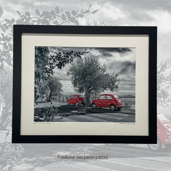 Zwart-witfoto met rode auto’s als fotokunst, met passe-partout in een zwarte lijst