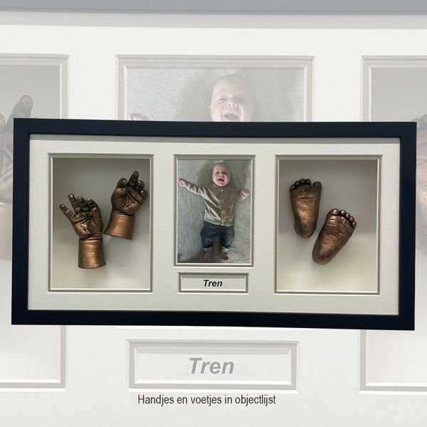 Bronzen afgietsels van babyhandjes en -voetjes met een foto en naamplaatje in een zwarte objectlijst