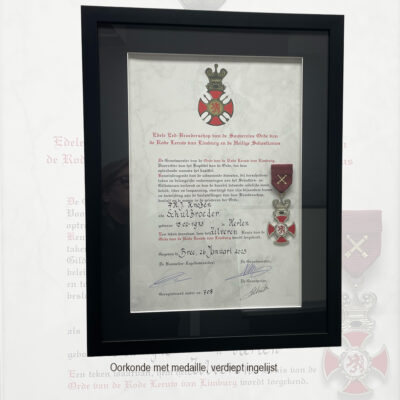 Oorkonde met medaille in één lijst