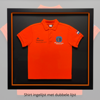 Oranje voetbalshirt in een dubbele lijst