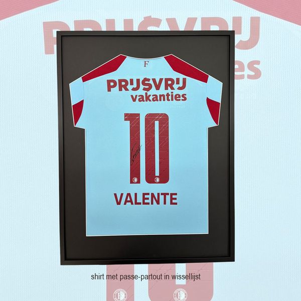 Lichtblauw voetbalshirt met rugnummer 10 van Valente, met passe-partout in een wissellijst