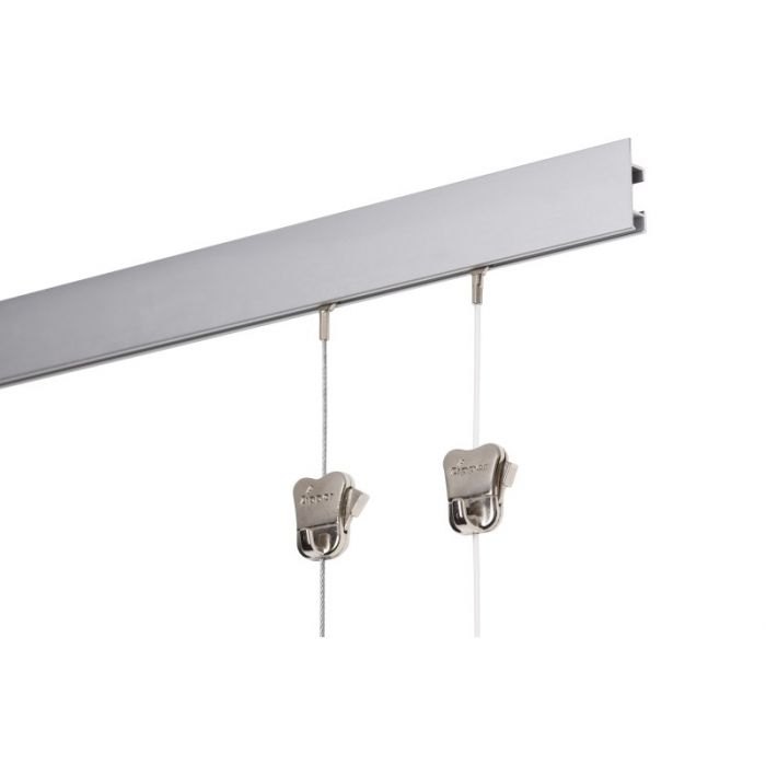 Hoger aluminium railprofiel met een extra flens langs de bovenrand, met twee zipperhaken aan een staalkoord en een perlon koord.