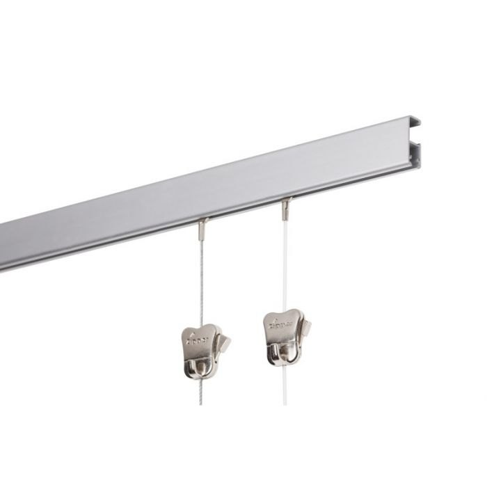 Dikwandig aluminium railprofiel met een zwaardere bovenrand, met twee zipperhaken aan een perlon koord en een staalkoord.