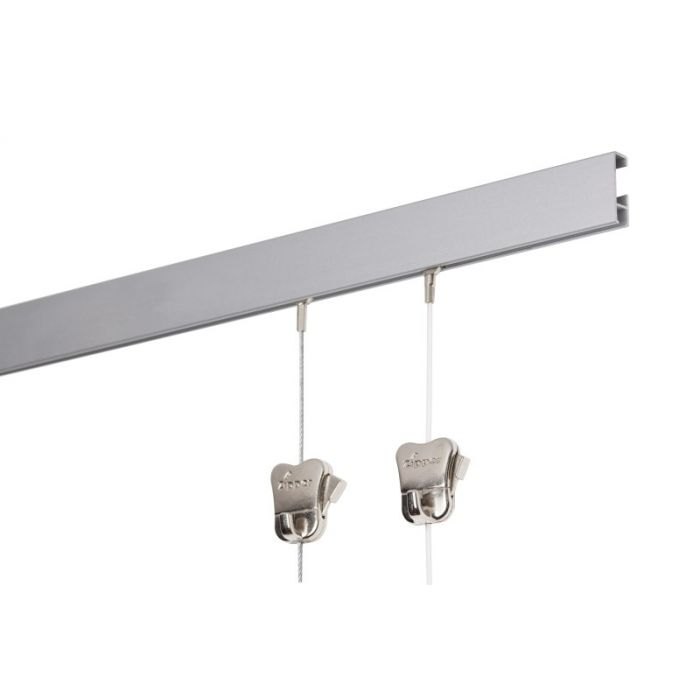 Vlak aluminium railprofiel met twee zipperhaken, de ene aan een staalkoord, de andere aan een doorzichtig perlon koord.