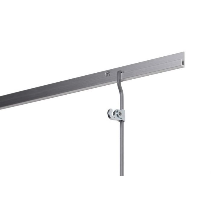 Zwaar aluminium J-railprofiel op de wand geschroefd, met een stevige metalen stang en verstelbare haak in plaats van een koord.