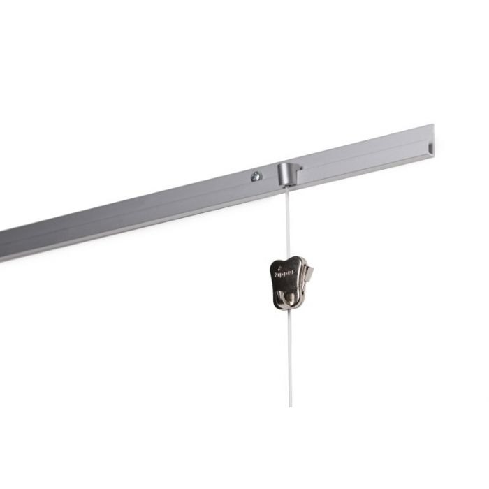 Aluminium railprofiel in J-vorm, zichtbaar op de wand geschroefd, met een perlon koord en zipperhaak aan een ronde disk.
