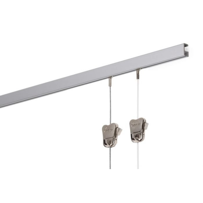 Smal, laag aluminium railprofiel met twee zipperhaken aan een staalkoord en een perlon koord.