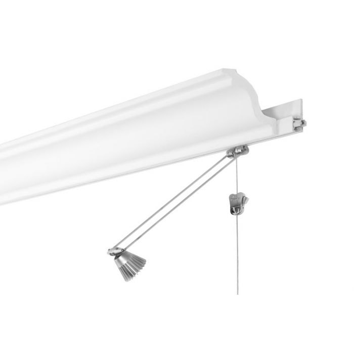 Witte klassieke sierlijst langs het plafond met de rail erachter verstopt, met een spotje en een zipperhaak eronder.