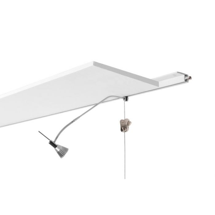 Vlakke witte sierlijst tegen het plafond met de rail erachter weggewerkt, met een spotje en een zipperhaak aan een koord.
