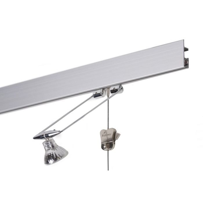 Hoog aluminium railprofiel met een extra flens, met een spotje aan een beugel en een zipperhaak aan een staalkoord.