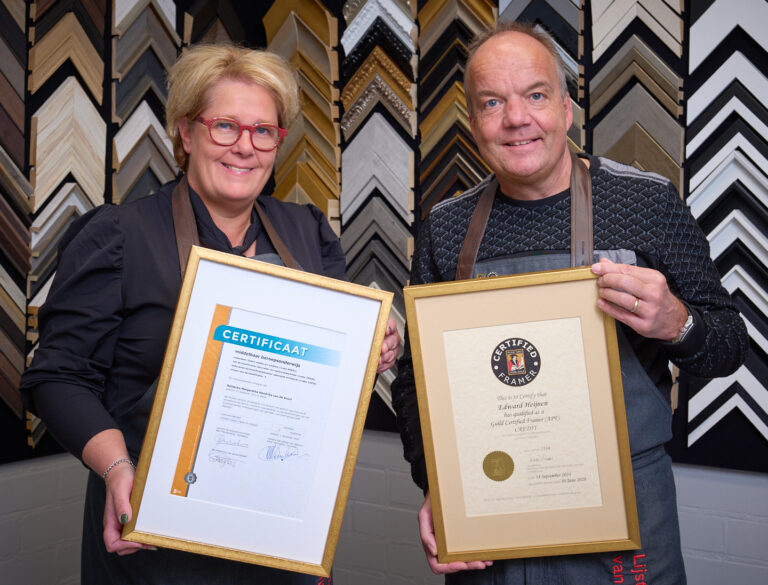 Natascha en Edward Heijnen met hun certificaat van de Fine Art Trade Guild in het atelier